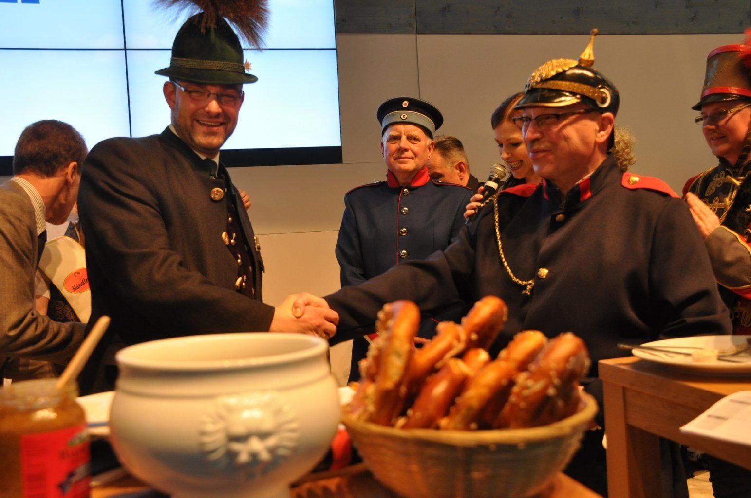 Klaus-Dieter Kohlmann (rechts) und Georg Schlagbauer reichen sich nach dem Duell die Hände.