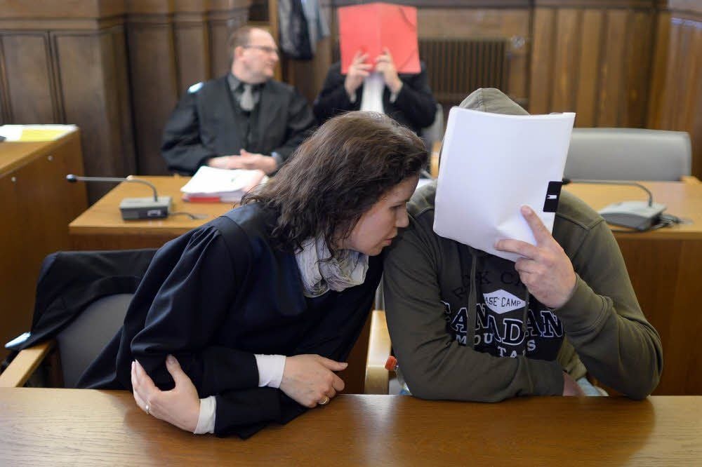 Thomas W. (vorn) und Heinz-Dieter D. mit ihren Anwälten. Sie müssen sich seit Mittwoch vor der 3. Strafkammer des Landgerichts verantworten.
