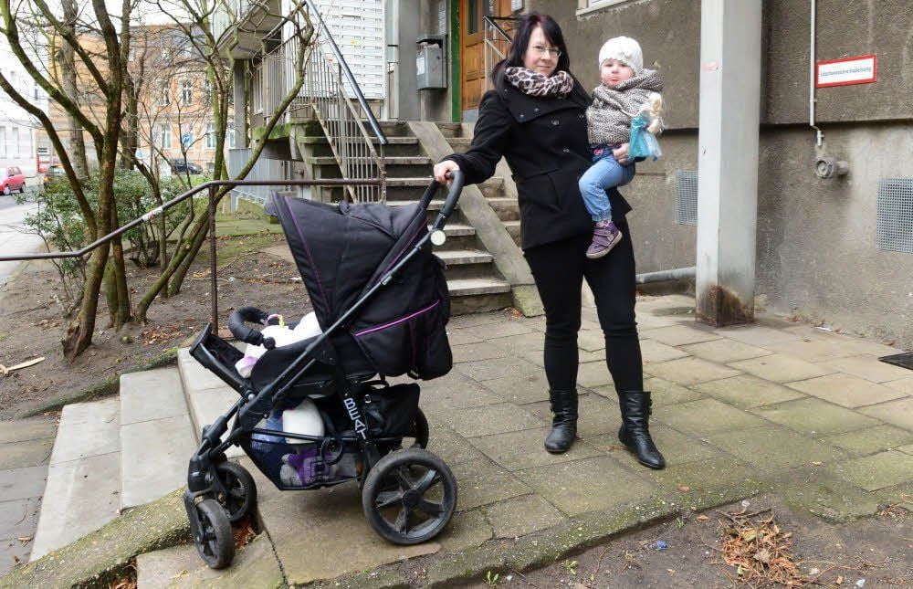 Für die Tochter ist kein Platz im Kinderwagen.