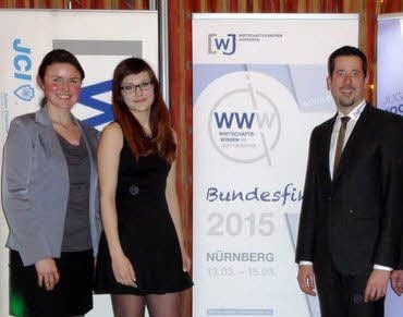 Die Jessener Gymnasiastin Lara-Patricia Krampe (M.) mit den Wittenberger Wirtschaftsjunioren Kerstin Krause und Ralf Hörentrup