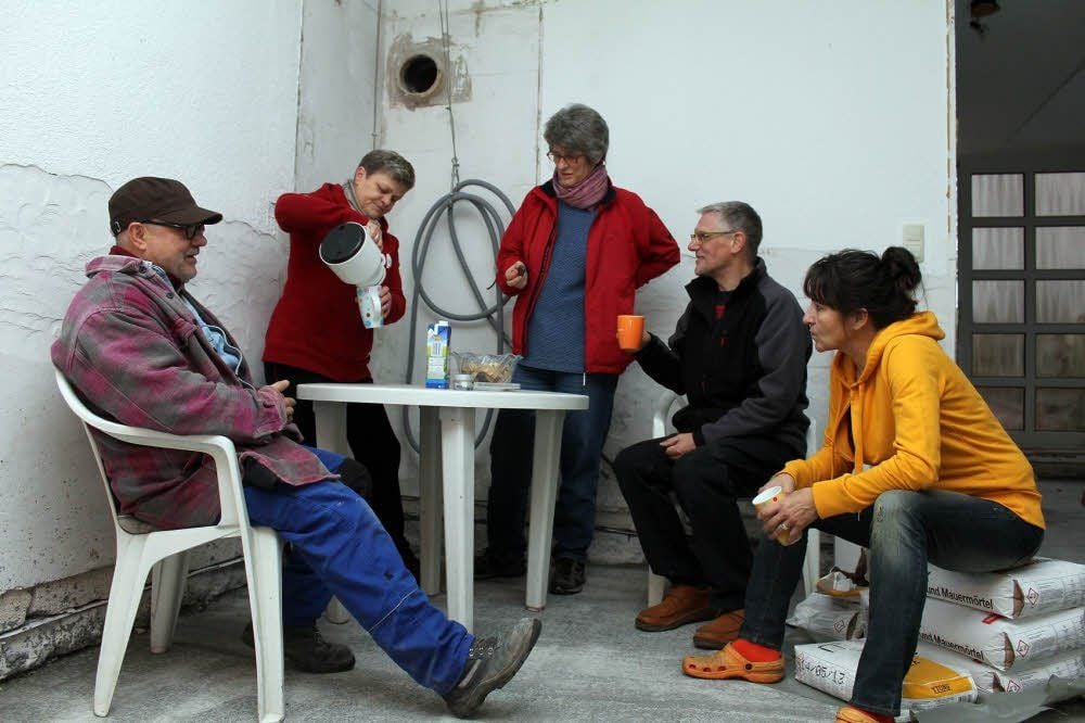 Die Nachbarschaftskommune mit Werner und Steffi Seidel, Maria Friedel, Dieter Würker-Friedel und Gundula Wagner (v.l.) trifft sich bei Seidels zum Kaffee.