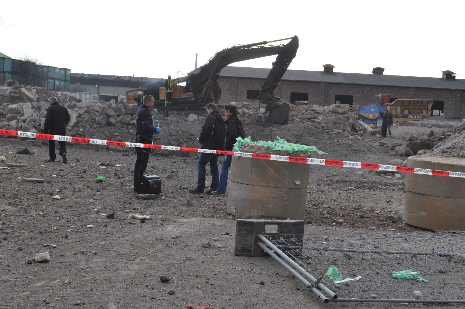 Mit diesem Bagger ist ein Arbeiter am Freitag in Euskirchen auf eine Weltkriegsbombe gestoßen. Der Baggerführer kam bei der Explosion ums Leben.