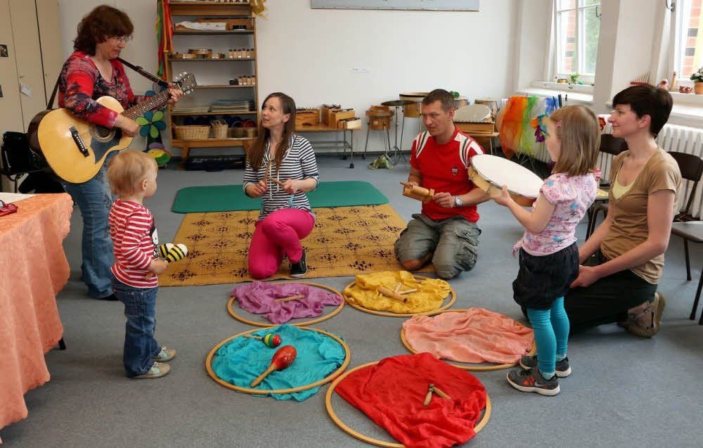 In der Musikalischen Früherziehung mit Johanna Eisenblätter wird der Nachwuchs spielerisch an den Umgang mit Instrumenten herangeführt. Die Eltern dürfen beim Tag der offenen Tür assistieren.