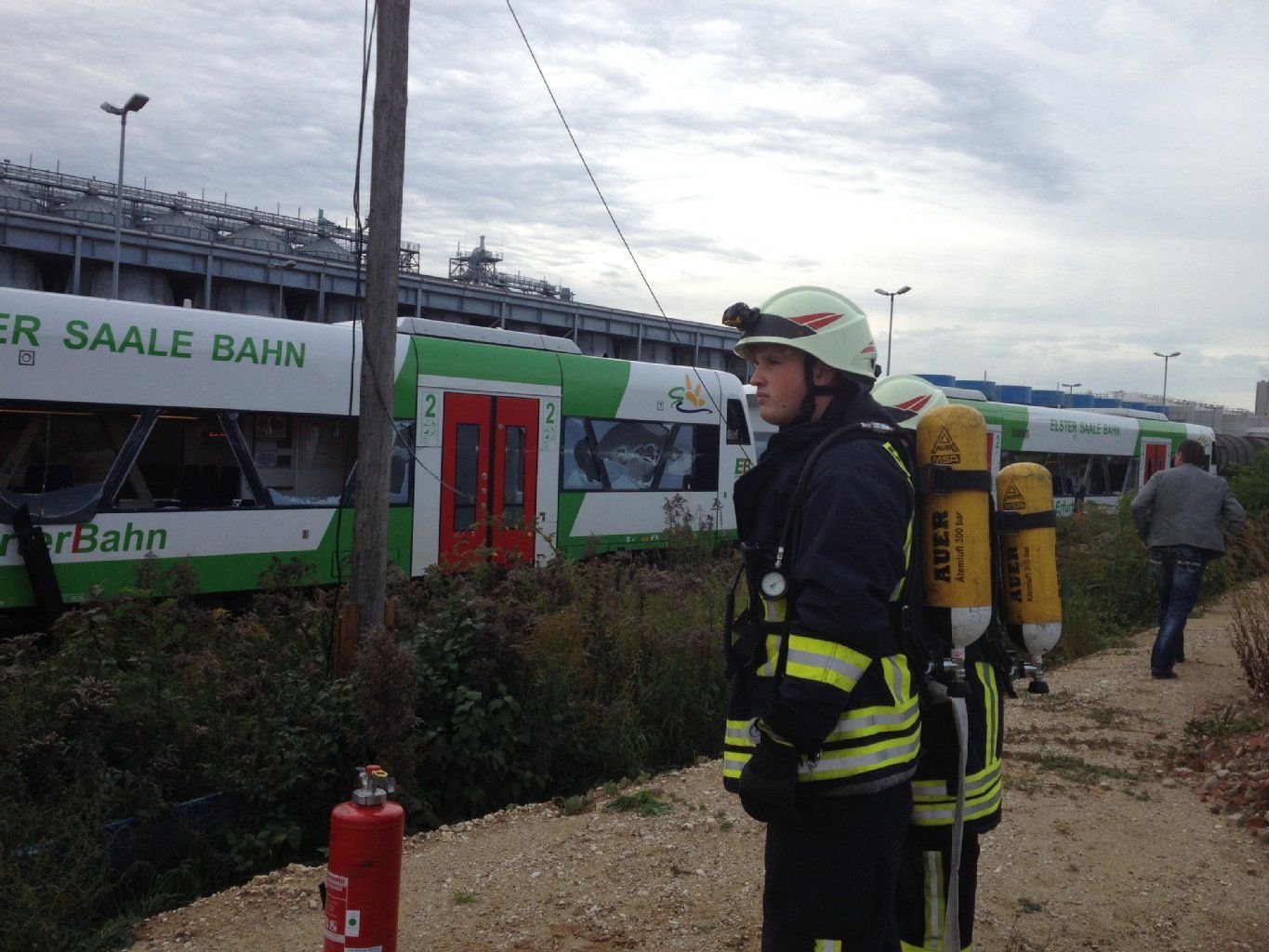 Unfall mit Zug und Baufahrzeug. Feuerwehr ist vor Ort.