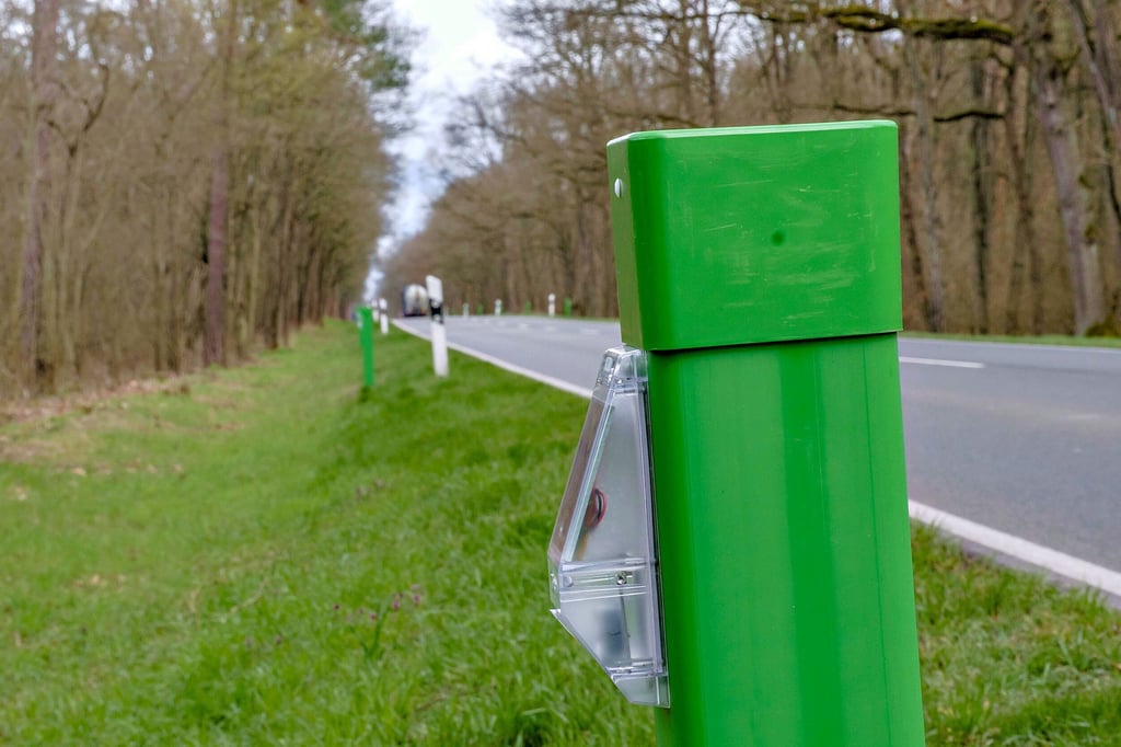 Dies ist kein normaler Leitpfosten, sondern Teil der Wildwarnanlage, die hier getestet wird.