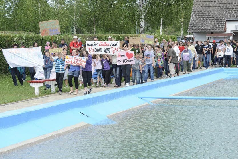 Im Juni vergangenen Jahres gab es eine Protestaktion. Bürger forderten, das Freibad für die Saison zu öffnen und es zu erhalten.
