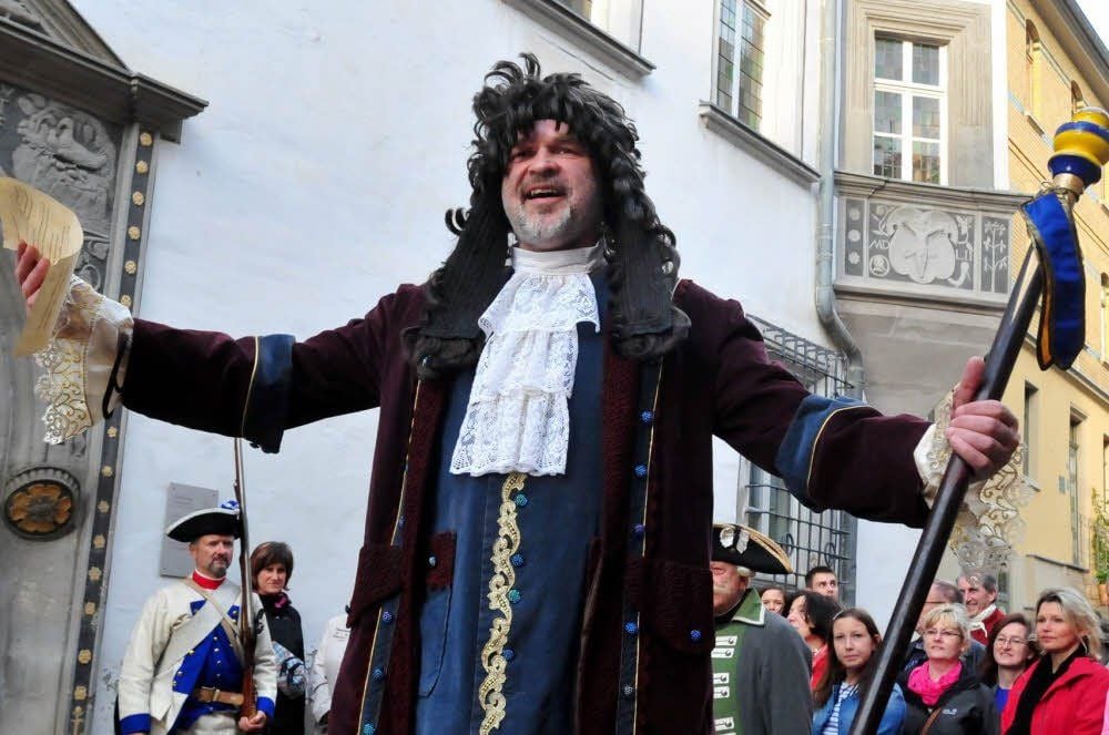 Uwe Brückner empfing die Besucher des Museumspfades am Geleitshaus mit seinem Auftritt.