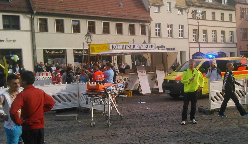 Dramatische Hilfsaktion beim City-Lauf: Notärztin und Rettungswagen sind vor Ort.