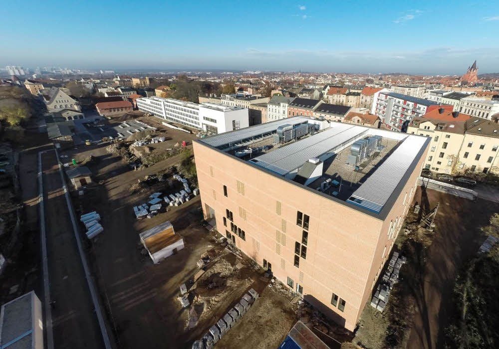 Der 20 Meter hohe Bibliotheks-Würfel dominiert den neuen Steintor-Campus.