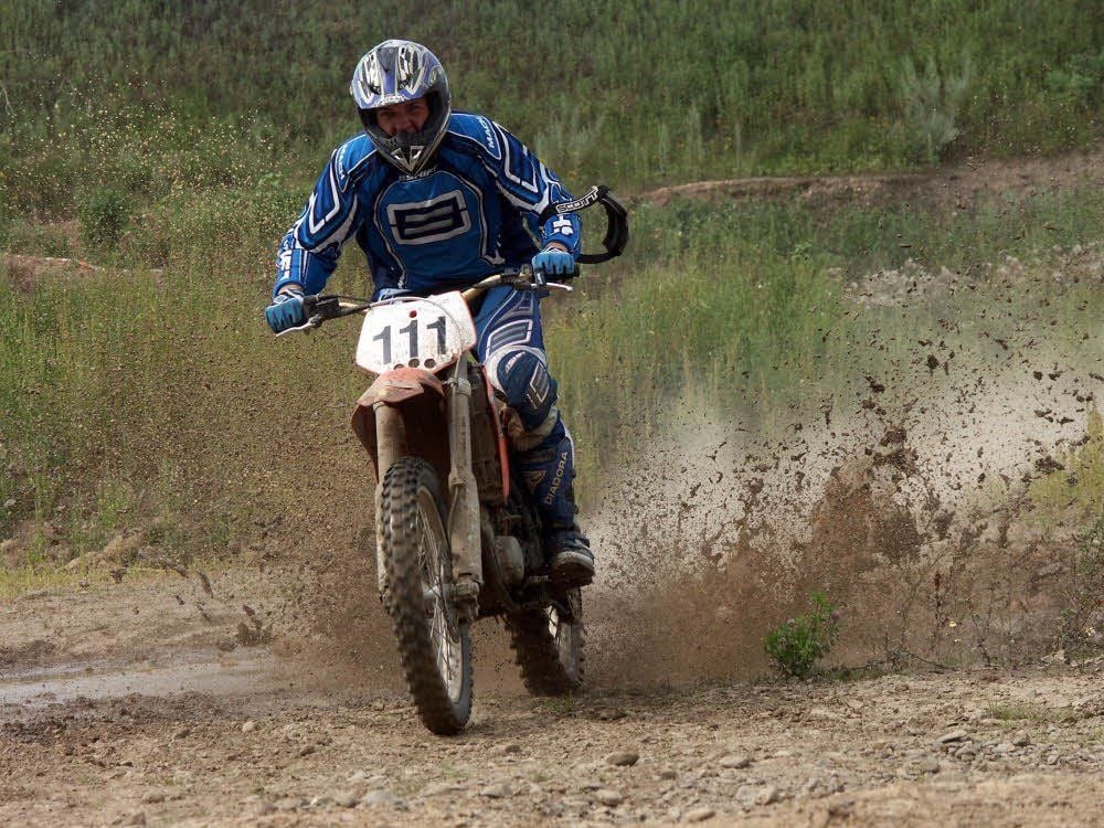 Simson-Fahrer sind am Samstag beim Moto-Cross zu sehen.