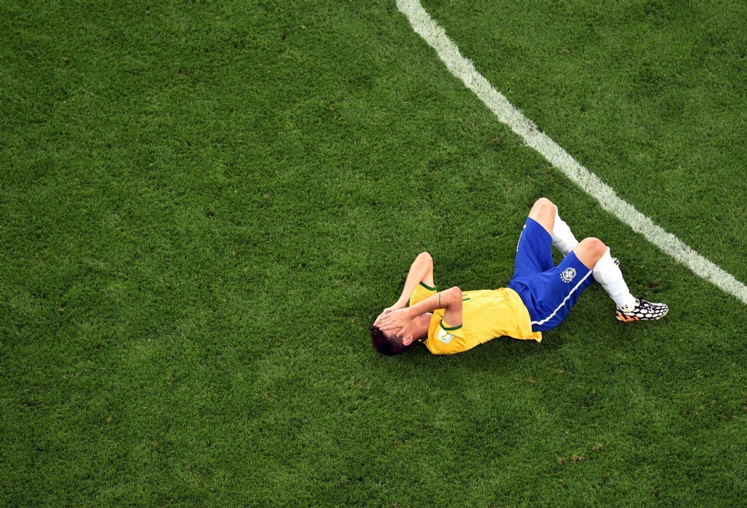 Mehr als nur geschlagen: Brasiliens Oscar kann es nicht fassen.