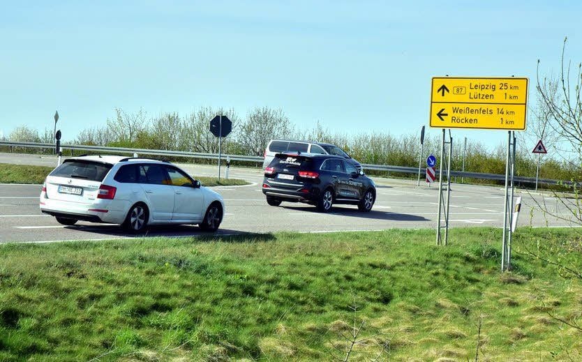 An und für sich ist die Kreuzung auf der B 87/Abzweig Bothfeld übersichtlich - nichts stört. Dennoch hat so mancher Kraftfahrer damit ein Problem.