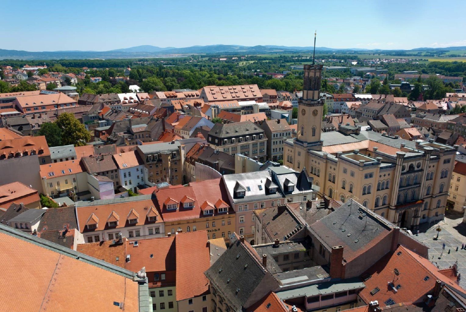 Blick über die historische Altstadt von Zittau mit dem Rathaus am Markt (r.)