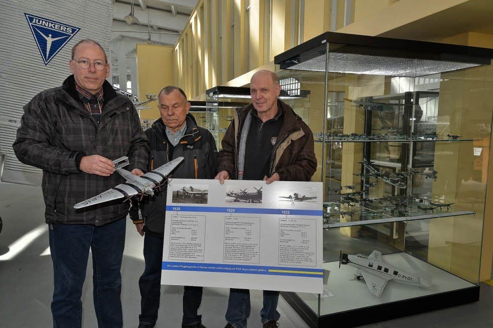 Klaus Lehr, Gerd Fucke und Heinz-Joachim Werner mit Exponaten der neuen Ausstellung im Technik-Museum „Hugo Junkers“, die am Sonnabend eröffnet wird.