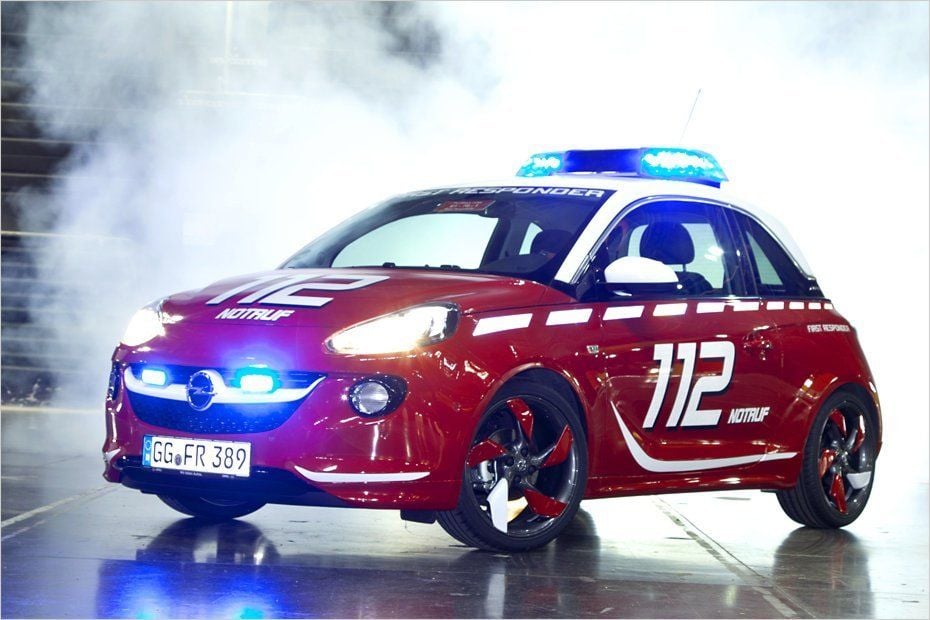 Auto-Hersteller zeigen neue Modelle gerne zu Werbezwecken als Sonderfahrzeuge, wie hier den Opel Adam als Feuerwehr-Einsatzwagen.