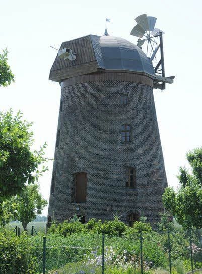 Die Turmholländer-Mühle ist ein Wahrzeichen des Ortes.