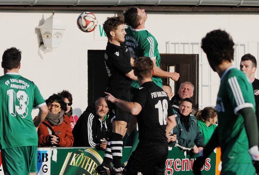 Wie hier gegen Barleben verlor Arnstedt (grün) auch in Halle 0:2.