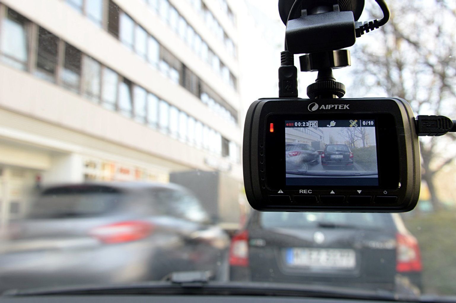 Klein und unauffällig: Die Dash-Cam wird an der Windschutzscheibe befestigt und filmt den Verkehr aus dem Auto heraus.