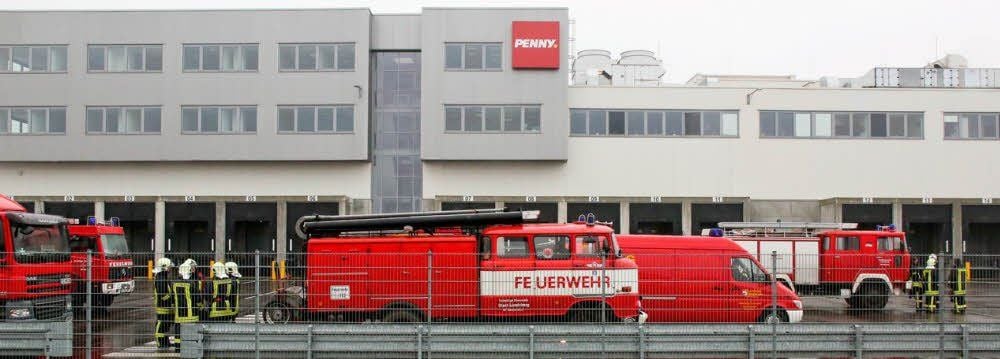 Auf dem Gelände des Penny-Hauptlagers in Queis reihten sich am Sonntag Feuerwehrautos aneinander.