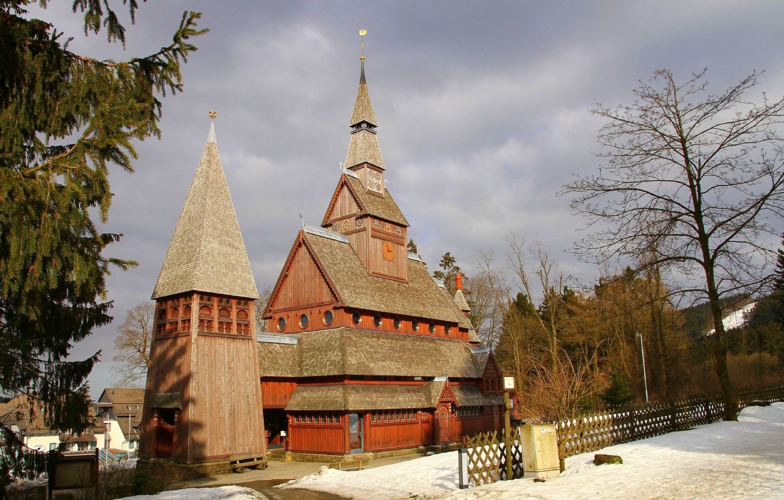 Ellen Röder zeigt Bilder von der Stabskirche in Hahnenklee.
