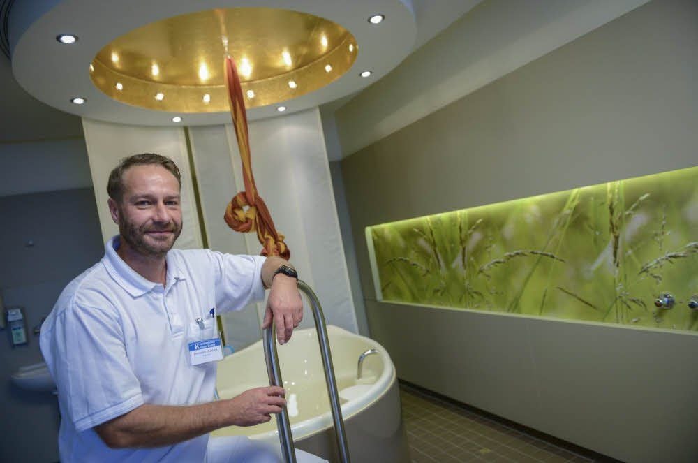 Oberarzt Christian Muhlack in einem der beiden Kreißsäle, in dem auch eine Entbindung im Wasser angeboten wird.