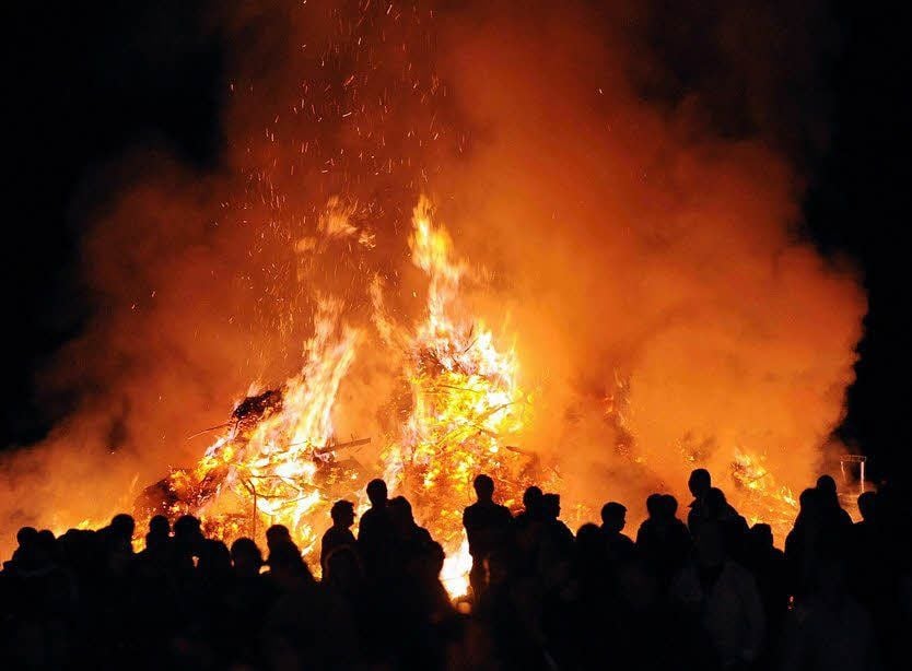 Zu Ostern werden wieder viele Osterfeuer gezündet.