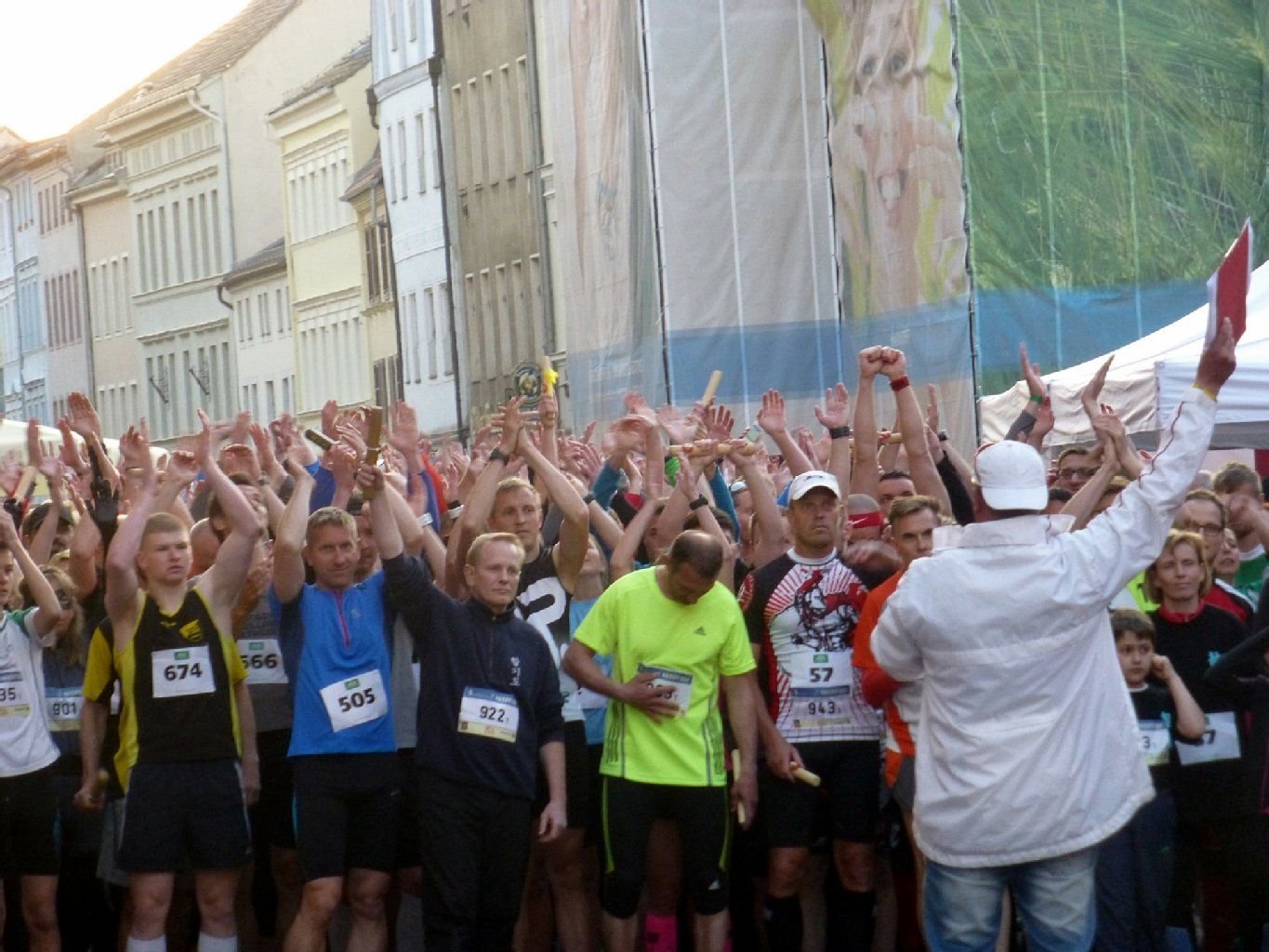 Ein letztes Mal Luft holen: Mehr als 500 Läufer gingen in Wittenberg zum Nachtlauf an den Start.