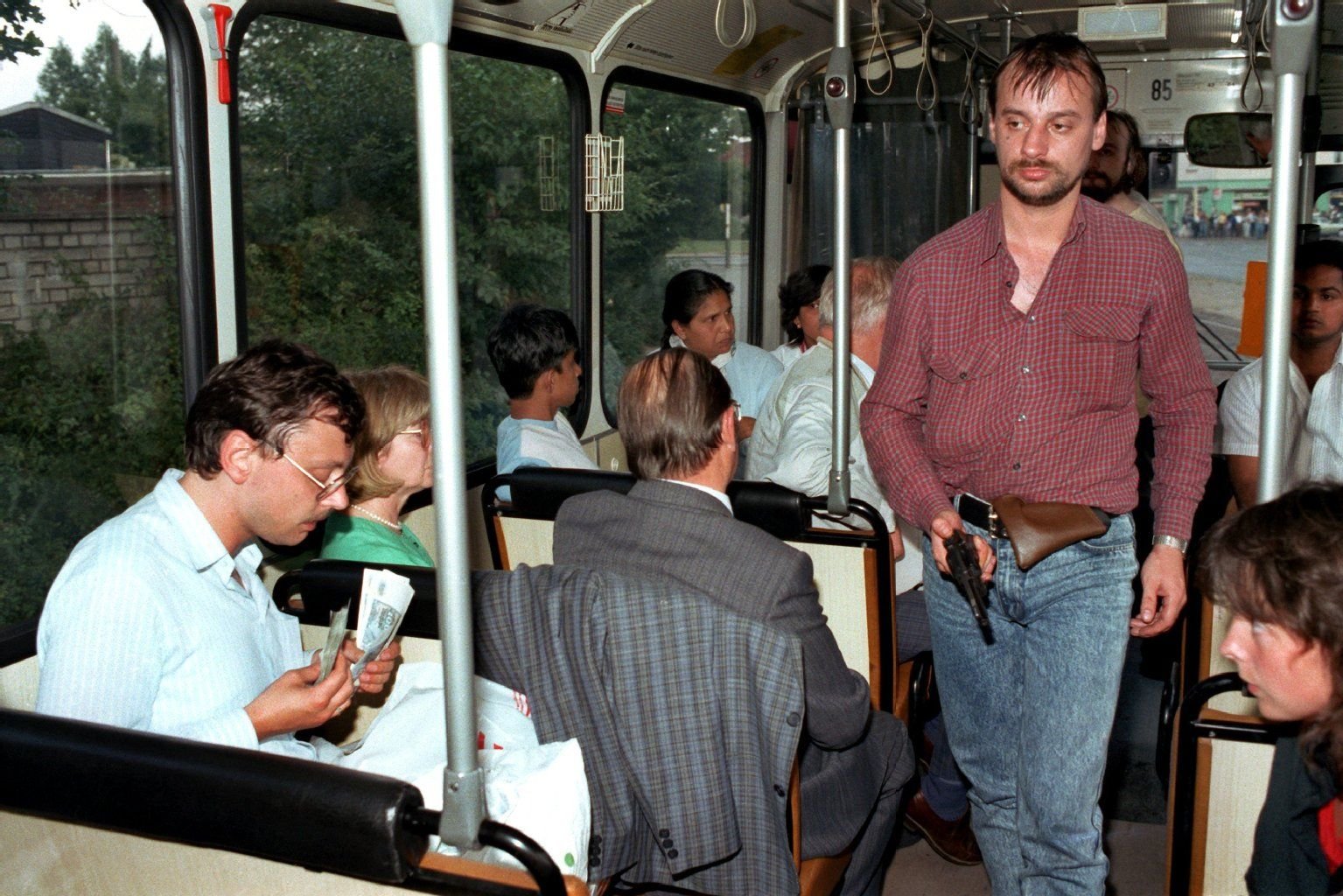 Der Geiselnehmer Dieter Degowski geht am 17. August 1988 mit gezogener Waffe durch den gekaperten Bus in Bremen.