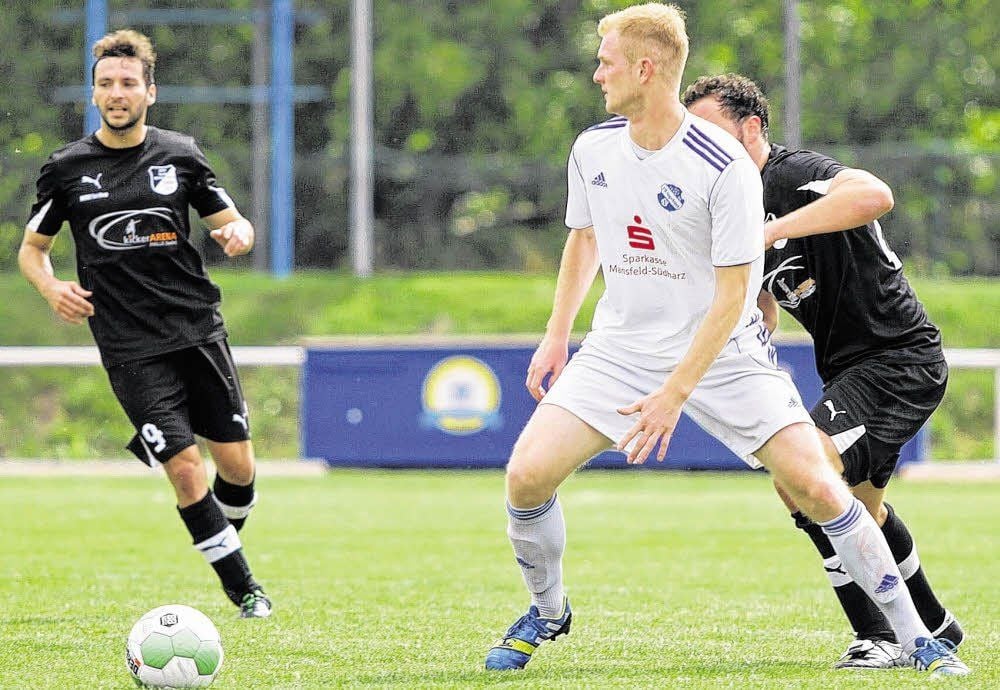 Marcus Bäcker (mitte) ist einer der wenigen gelernten Abwehrspieler, die Sangerhausens Trainer Bernd Nemetschek noch zur Verfügung hat.
