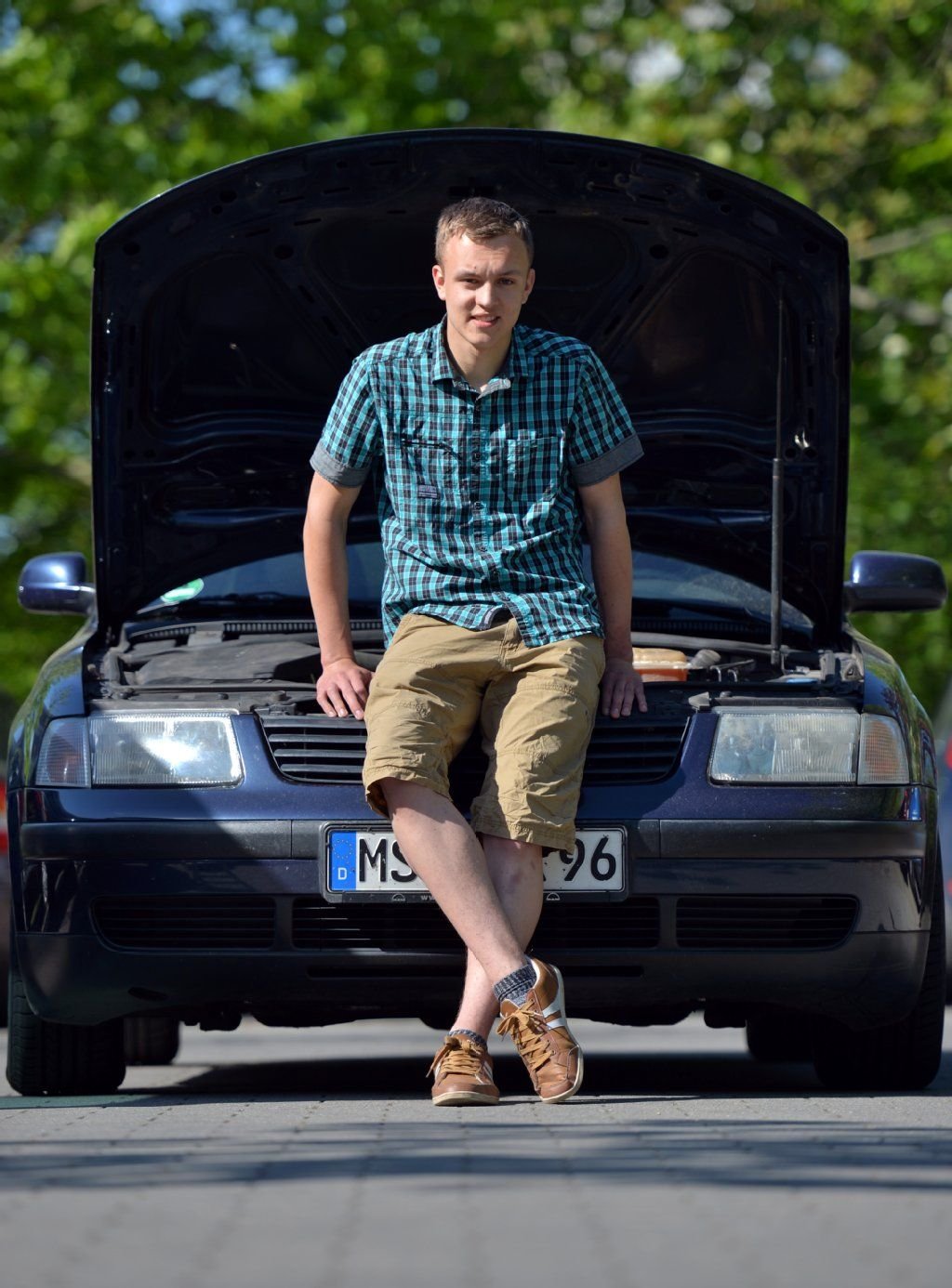 Der angehende Kfz-Mechatroniker Max Georgius lehnt an seinem Auto.