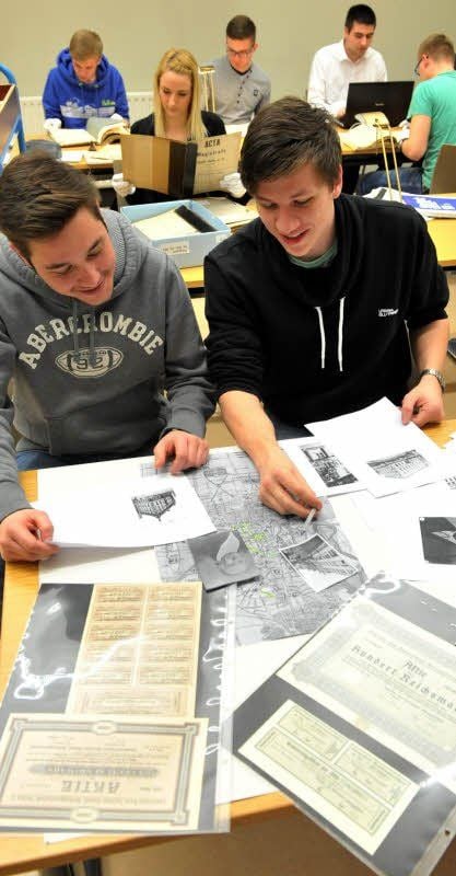 Aktenstudium im Stadtarchiv