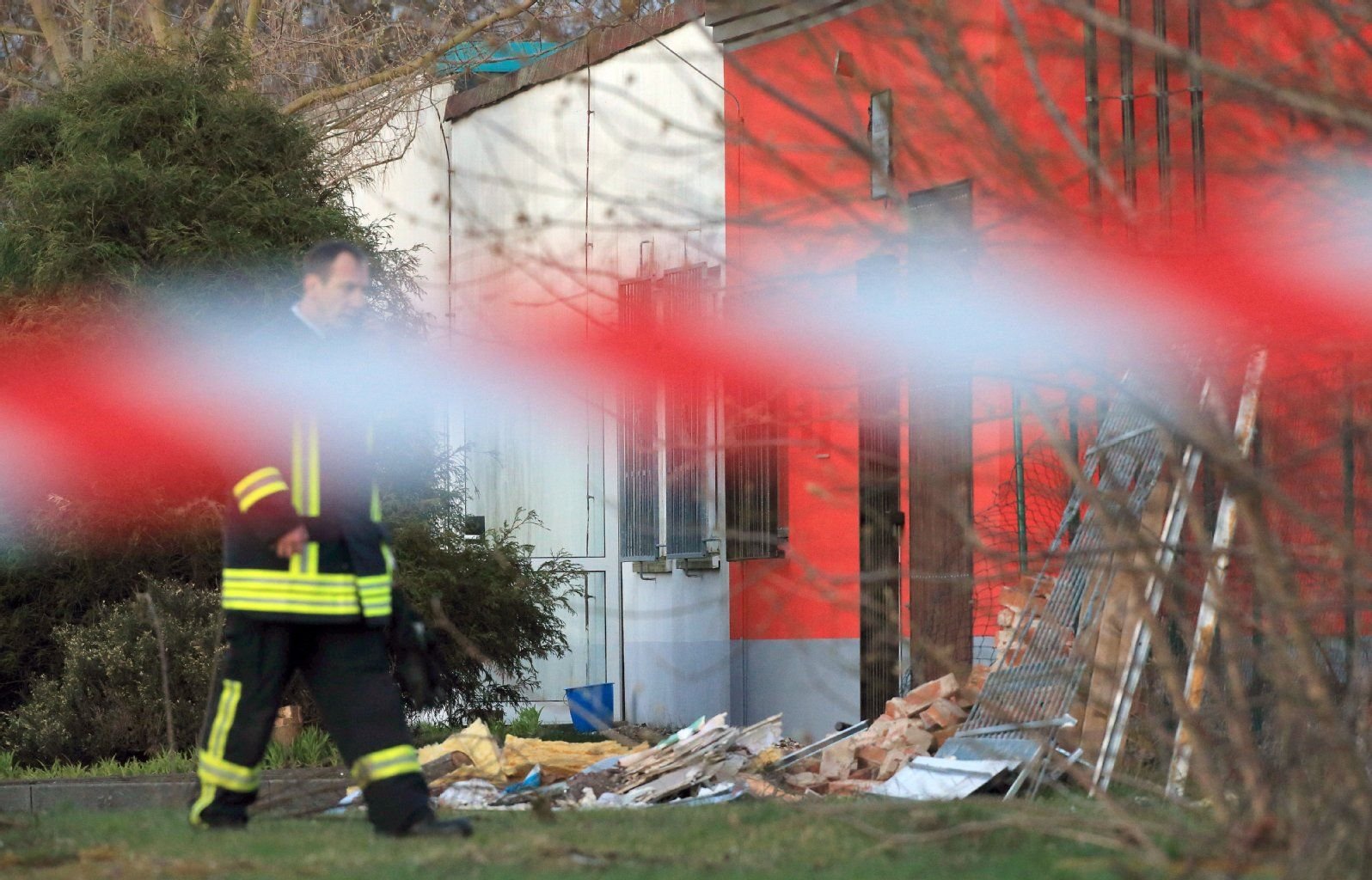 Ermittler arbeiten am nach einem Feuer in Gommern an der Brandstelle.