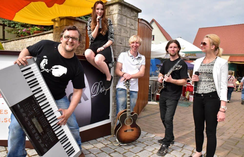 Dennis Storch (li.) legt mit seinen Mitgliedern der Band „Black Design“ aus Hohenmölsen eine neue Scheibe vor.