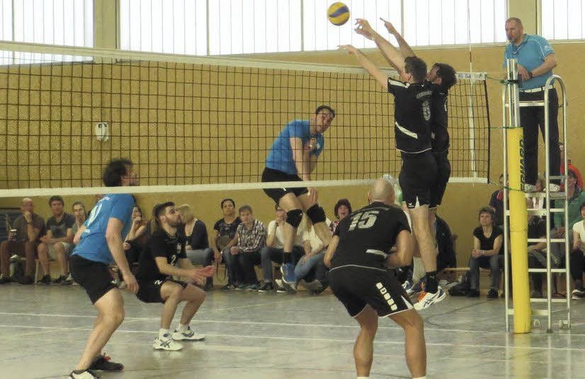 Die Volleyballer des MTV Wittenberg (schwarze Kleidung), hier beim 3:2-Sieg gegen den VfK Südwest Berlin, sind zurück in der Regionalliga.