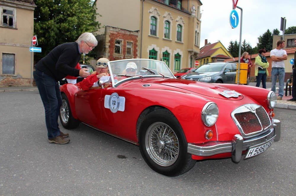 Gerd Seidel fertig einen Leyland MGA mit 79 PS von 1959 ab.