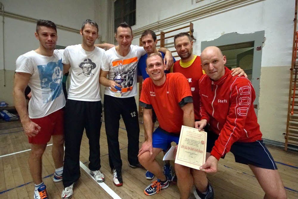 Bei den Männern jubelten Stefan Bornemann, Torsten Kreßer, Sven Eichmeyer, Denis Winkler, Tilo Hinz, Andreas Troitsch und Steffen Böse (v.l.) als der „Rest von’s Janze“ der TSG.