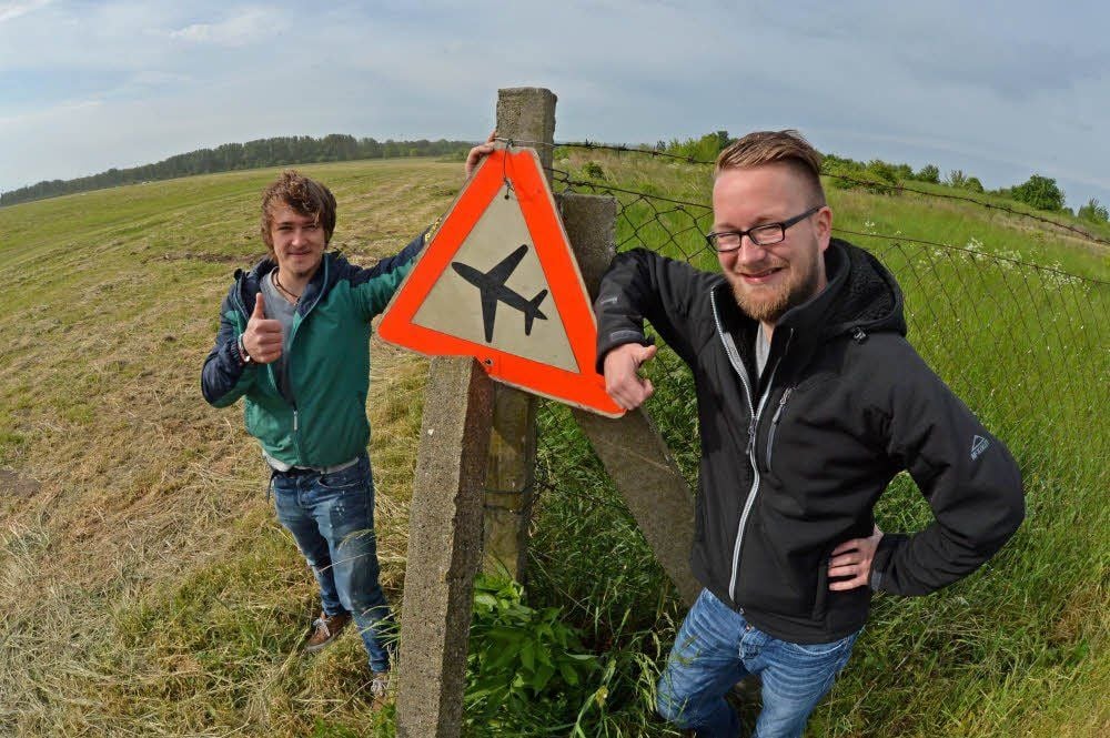 Felix Wohlrab (l.) und Felix Müller wollen auf dem Ascherslebener Flugplatz eine große Party veranstalten.