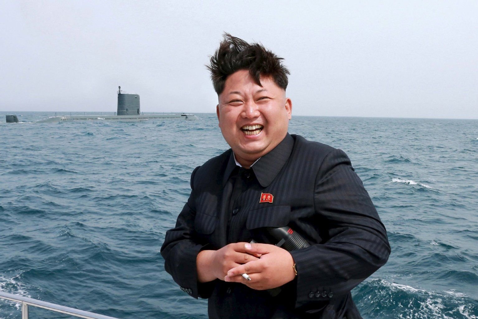 Kim Jong Un posiert auf hoher See.