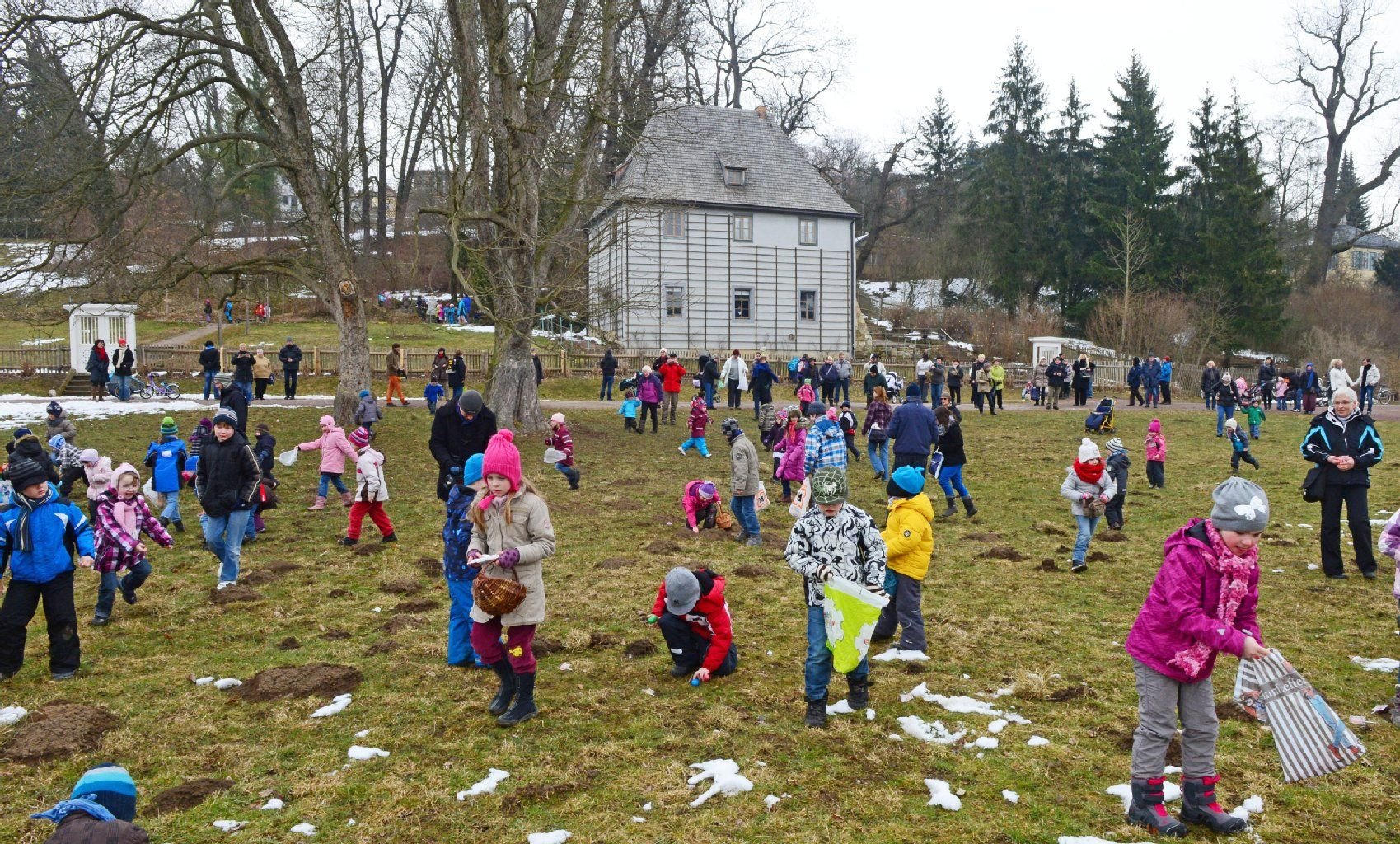 Vor Goethes Gartenhaus im Park an der Ilm suchen Kinder am 28.03.2013 in Weimar (Thüringen) nach Ostereiern und Süßigkeiten. Mit der traditionellen "Haseneiersuche" begann der Veranstaltungsreigen über Ostern in Weimar.