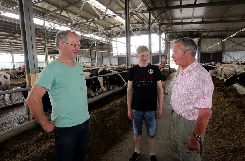 Erfahrungsaustausch der Generationen im modernen Neuerstädter Kuhstall: Tierproduktionsleiter Joachim Brachwitz (links), Anlagenleiter Oliver Wäsch und Senior Klaus Richter.