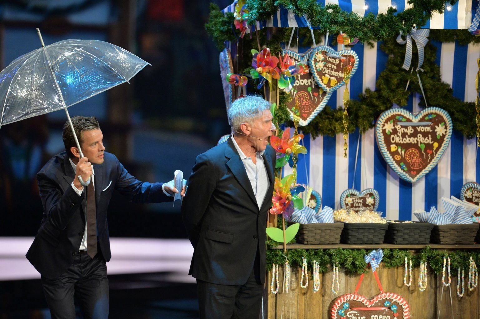 US-Schauspieler Harrison Ford (r) und Moderator Markus Lanz stehen in der ZDF-Show "Wetten, dass.. ?" während der Eiwurfwette auf der Bühne.