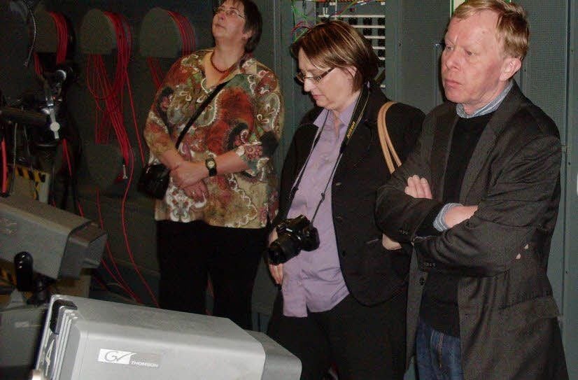 Henry Köhler mit seiner Frau Ute (2. von rechts) in einem Studio.