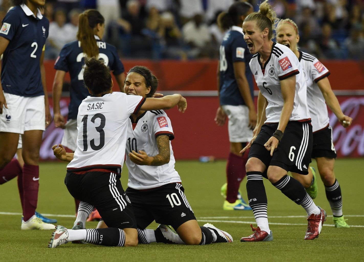 Die DFB-Elf der Frauen feiert.