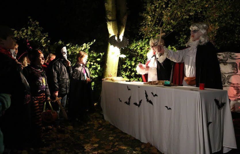 Bei den Vampiren sollten die Kinder kleine Holzkreuze nageln, um sich gegen böse Geister zu wappnen.