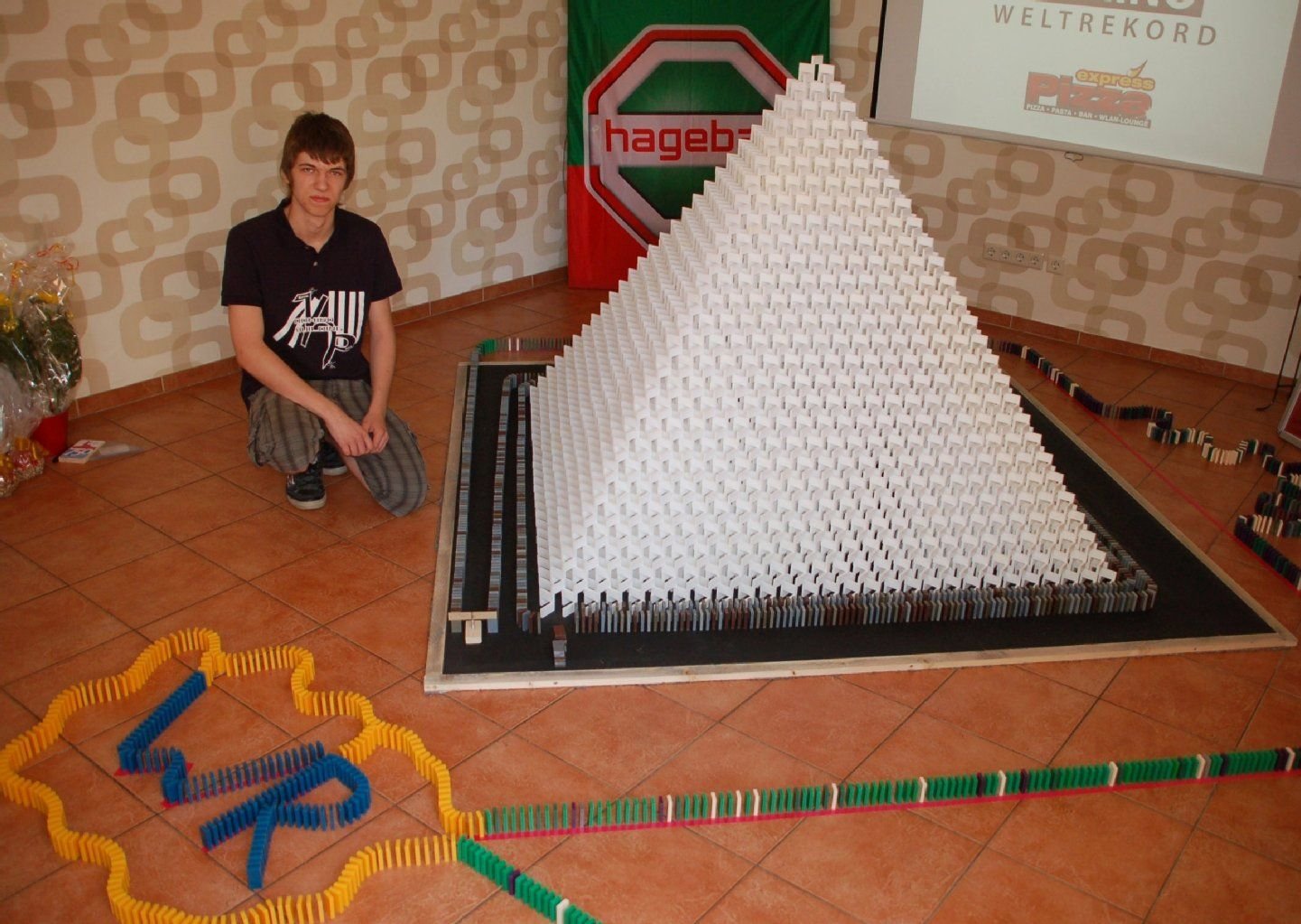 Kevin Pöhls vor seinem Domino-Werk.