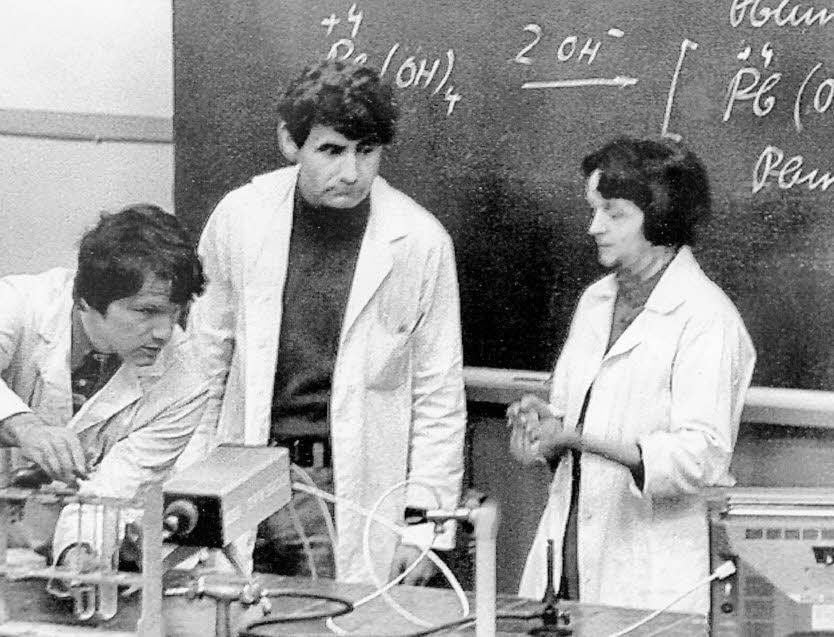 Dieses Foto aus den achtziger Jahren zeigt Prof. Eva -Maria Kirmse (r.) mit ihren Assistenten Horst Dreßler (l.) und Ulf Schilbach bei einer Vorlseung.