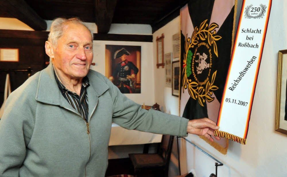 Der Reichardtswerbener Kurt Pippel mit der Gedenkschleife, die an den 250. Jahrestag der Schlacht bei Roßbach vor sechs Jahren erinnert.