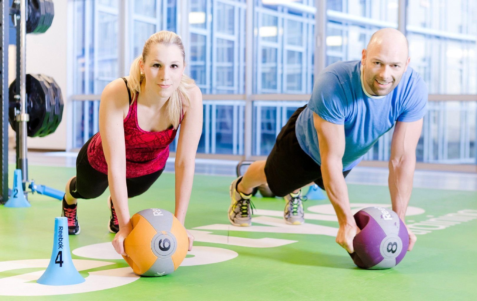 Beim Functional Training wird mit dem eigenen Körpergewicht und Hilfsmitteln wie Medizinbällen trainiert.