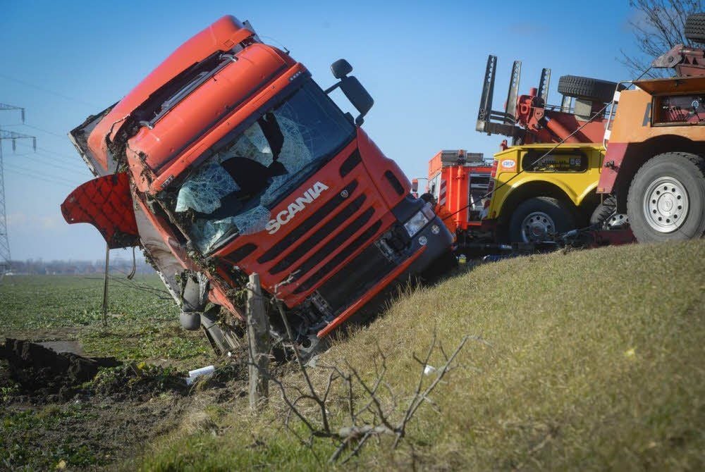 Schräglage: Der Lkw wird von den Bergungsfahrzeugen gehalten.
