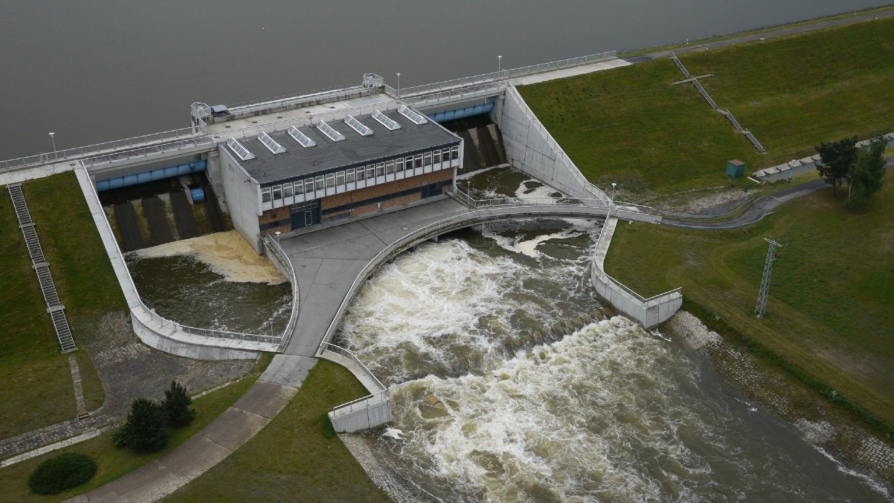 Wasser der Spree strömt aus der Talsperre bei Spremberg (Brandenburg).